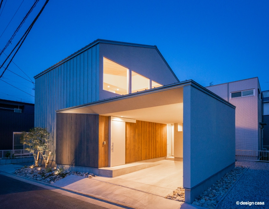 Lianの建築家デザイン住宅の夜の外観