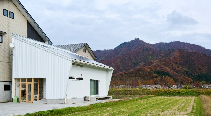 Preciousの白い外観と庭のある住まい