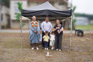 南魚沼市で行われた地鎮祭。神主とお施主様家族の集合写真。