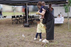 南魚沼市で行われた地鎮祭で、お子さまと一緒に四方祓いを行うご家族の様子。