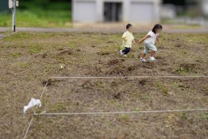 敷地内で駆け回る子供たち。